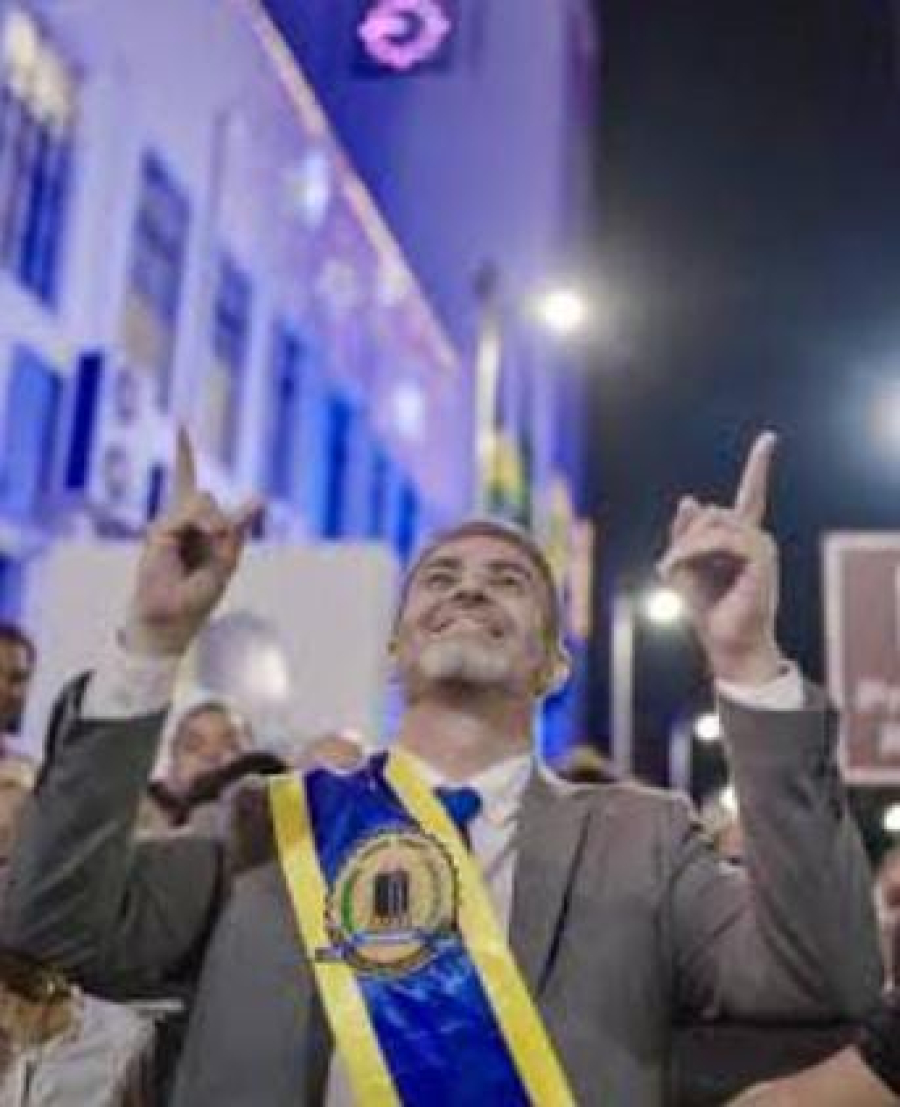 QUEM VIAJA MAIS? LÉO MORAES REPETE HILDON CHAVES, SÓ QUE COM MENOS AVISO E MAIS BIRRA